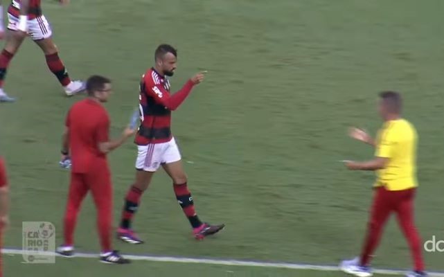 Recado para Vítor Pereira? Fabricio Bruno faz sinal para técnico do Flamengo em comemoração de gol