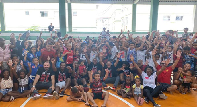 Ídolos do Flamengo distribuem 200 cestas básicas em São Gonçalo