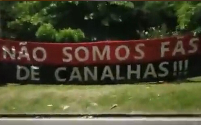 “Não somos fãs de canalhas”: torcedores do Flamengo estendem faixa de protesto na Gávea