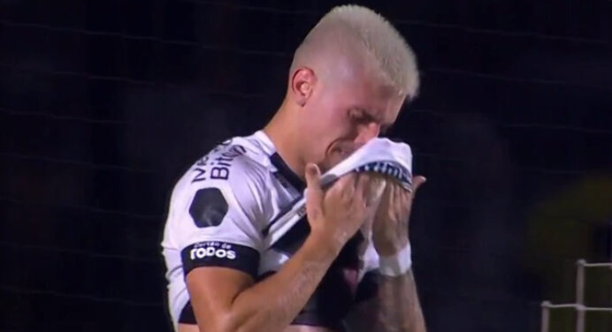 Que pena! Atacante do Vasco sai chorando do Maracanã após eliminação para o Flamengo
