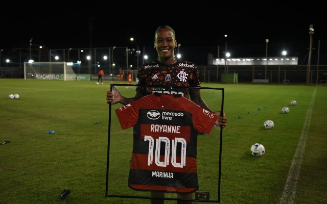 Lateral do Flamengo recebe homenagem por marca de 100 jogos realizados