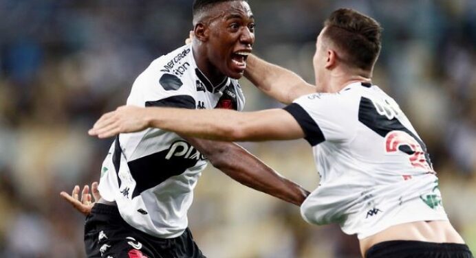 Jogador do Vasco celebra lance que não valeu contra o Flamengo