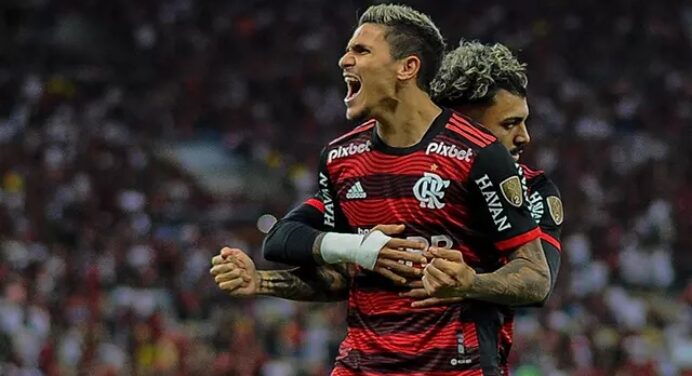 Pedro passa à frente de Gabigol e se torna artilheiro isolado do Flamengo na temporada