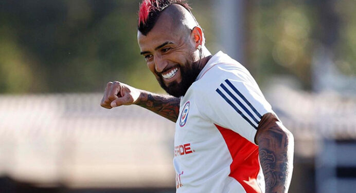 Arturo Vidal inaugura escolinha de futebol em parceria com clube chileno; veja vídeo