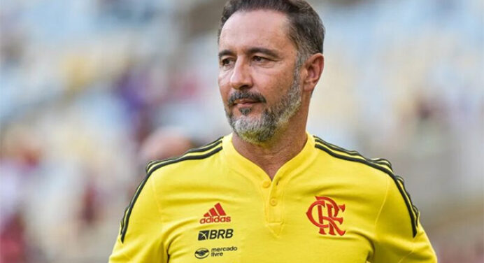 Vítor Pereira opta por 3 zagueiros no Flamengo para jogo contra Vasco; veja provável escalação