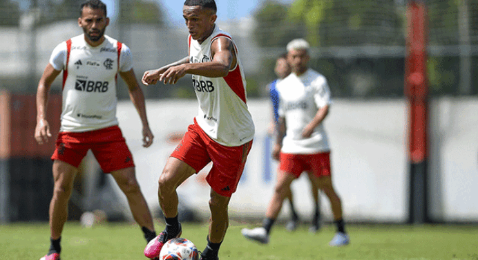 Em meio à crise na posição, Flamengo volta a ter lateral direito promissor à disposição