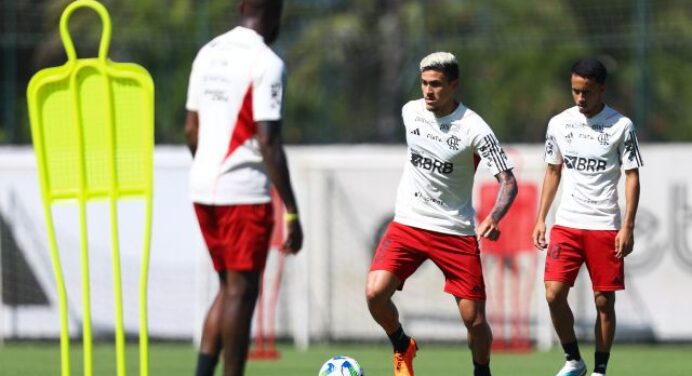 Flamengo encerra preparação para jogo contra Internacional e embarca para Porto Alegre