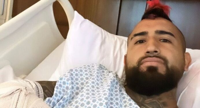 Vidal manda recado para torcida do Flamengo após realizar cirurgia no cotovelo