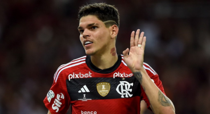 Ayrton Lucas soma mais gols que todos os atacantes reservas do Flamengo juntos em 2023