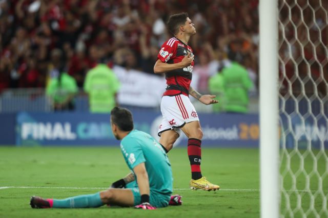 Após gol e assistência, Ayrton Lucas pede “pezinhos no chão” depois de vitória do Flamengo no Carioca