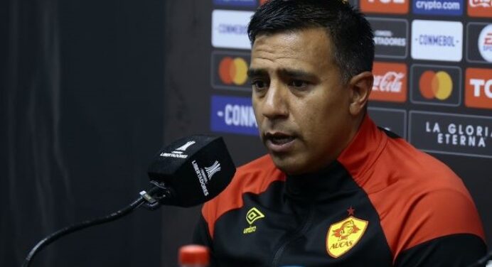 Técnico do Aucas chora após vitória e revela admiração pelo Fla: “Via jogos no Maracanã em 1997”