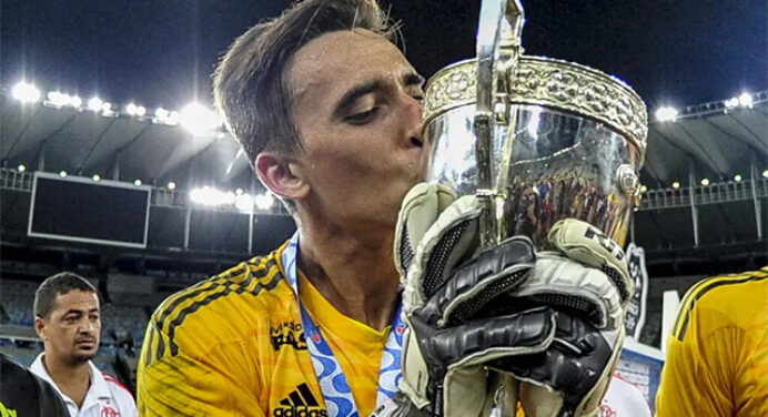 Goleiro revelado pelo Flamengo vive ostracismo em Portugal