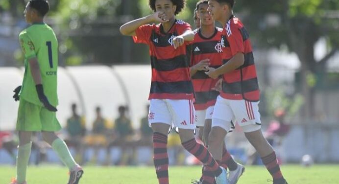 Joia do Flamengo faz golaço de bicicleta em jogo emocionante do sub-15; veja vídeo