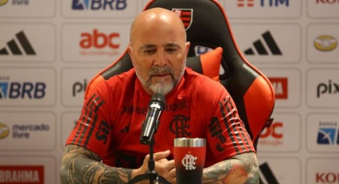 Sampaoli revela possibilidade de atuar com 3 zagueiros e 6 atacantes no Flamengo