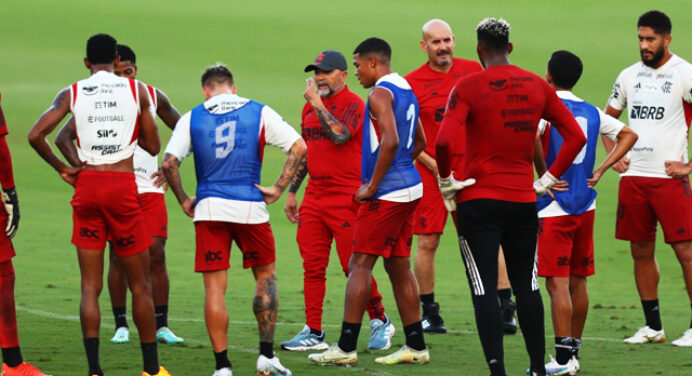 Flamengo vive ‘drama’ na defesa, e Sampaoli tem série de desfalques para jogo contra o Racing