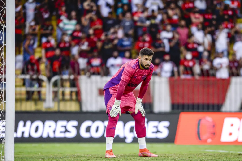 Esqueça Matheus Cunha, ele é o melhor goleiro do Flamengo e quer estrear  logo