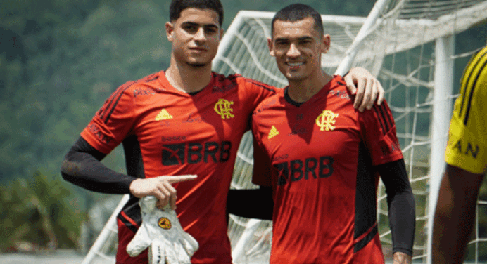 Goleiro da base é convidado para treinar com elenco profissional do Flamengo