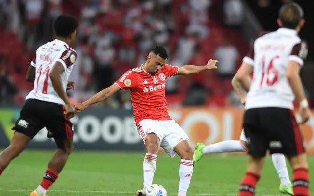 “Eu odeio o Flamengo”: meia ex-Internacional revela motivação especial quando enfrenta o Rubro-Negro