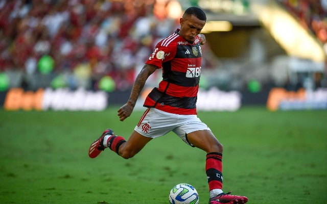 Wesley, do Flamengo, promove partida beneficente no bairro onde