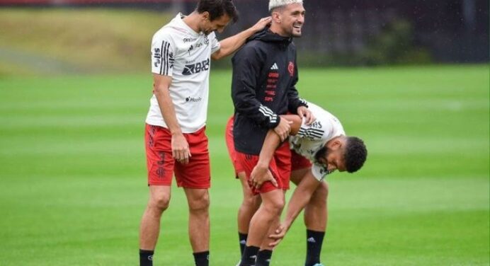 Arrascaeta ironiza Pablo e dá novo recado sobre clima no Flamengo