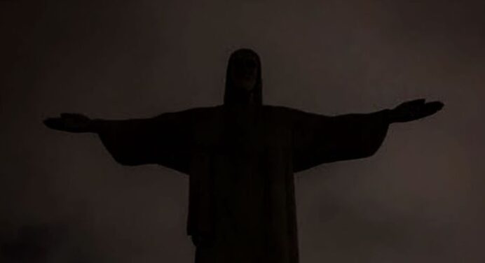 Preto e imponente! Cristo Redentor tem luz apagada em homenagem a Vinicius Júnior