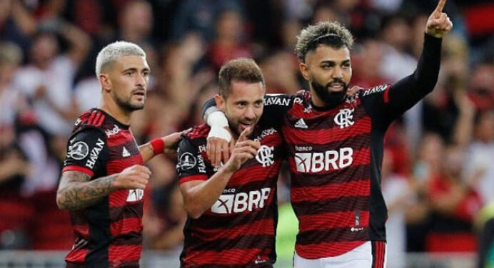 Gabigol e Everton Ribeiro exaltam volta de Arrascaeta: “As coisas ficam mais fáceis”