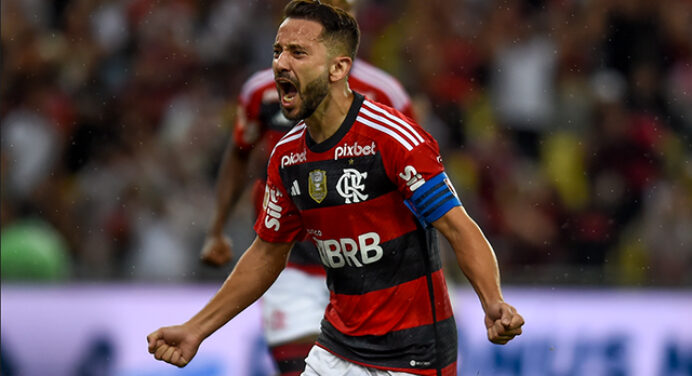 Everton Ribeiro dedica gol ‘à la Messi’ para mulher e filhos