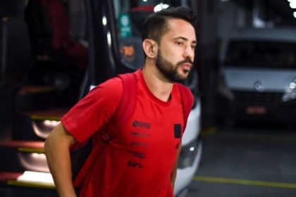 Everton Ribeiro em viagem com o Flamengo