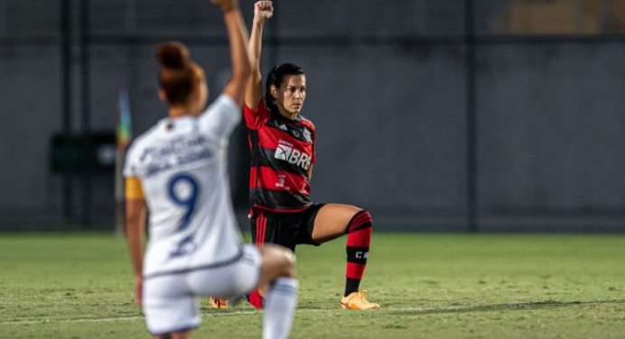 Jogadoras de Flamengo e Cruzeiro se unem antes de jogo e manifestam apoio a Vini Jr após novo caso de racismo