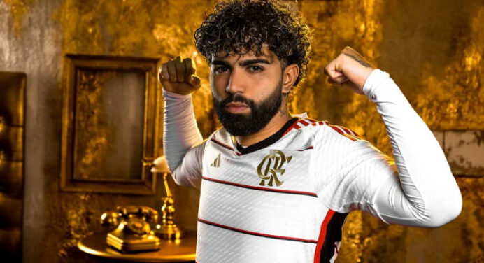Gabigol ‘se derrete’ por nova camisa 2 do Flamengo
