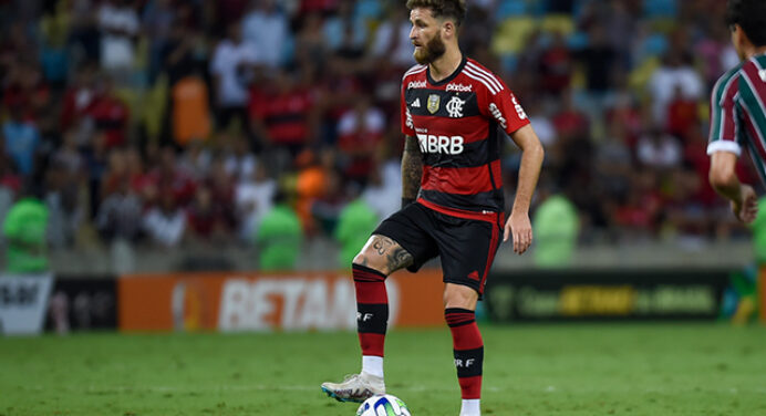 Léo Pereira participa de treino e deve reforçar Fla em jogo contra Fluminense