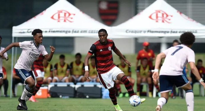 Meninos do Flamengo viajam para disputar torneios contra gigantes europeus
