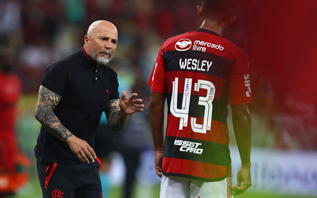 Wesley recebe cartão amarelo e está suspenso de Flamengo x Grêmio