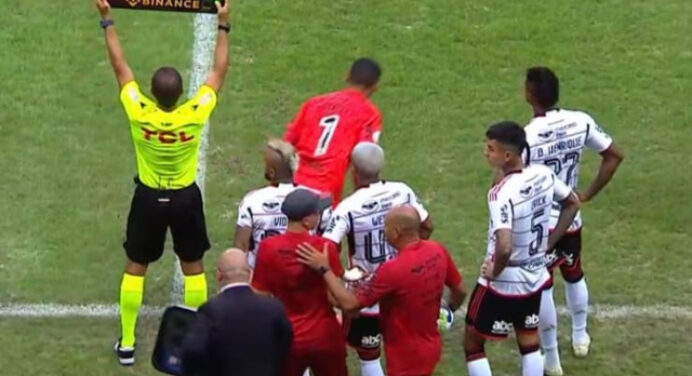 Sampaoli quebra silêncio e explica ‘substituições relâmpago’ em jogo do Flamengo: “Todas foram por lesão”