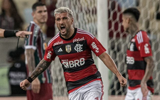 “Deu pena do goleiro”: Arrascaeta marca golaço, e torcedores do Flamengo provocam o Fluminense