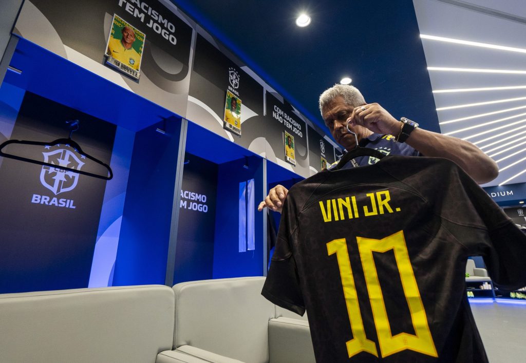 Seleção Brasileira homenageia Vinicius Júnior e utiliza camisa preta pela 1ª vez na história