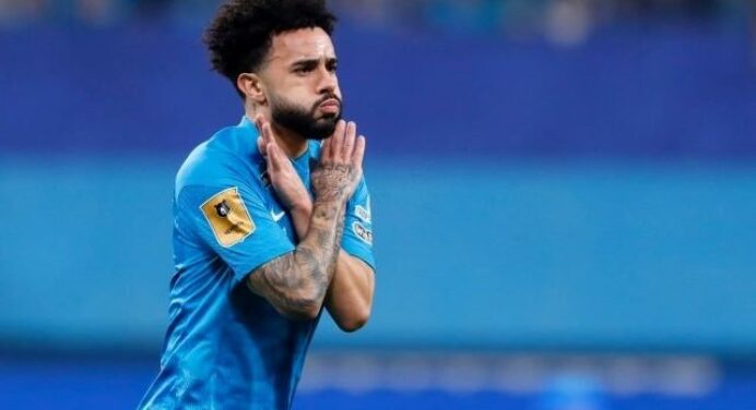 Alvo do Flamengo, Claudinho é substituído após sofrer lesão em amistoso