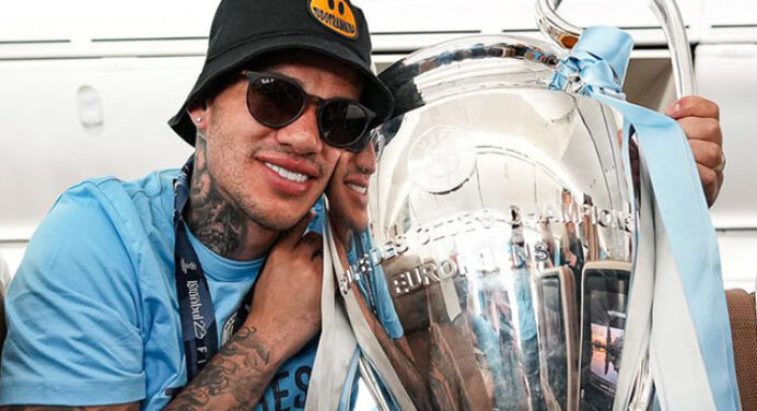 Jogador do Manchester City manda mensagem para Ayrton Lucas após estreia do lateral na Seleção