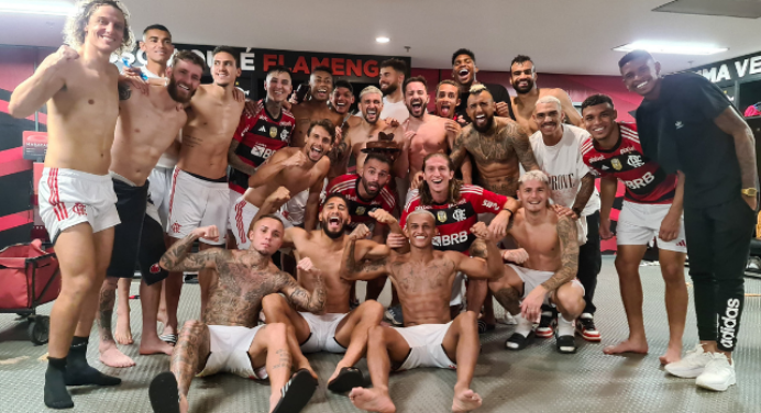 Fim da crise? Jogadores do Flamengo se unem no vestiário e posam para foto em clima descontraído