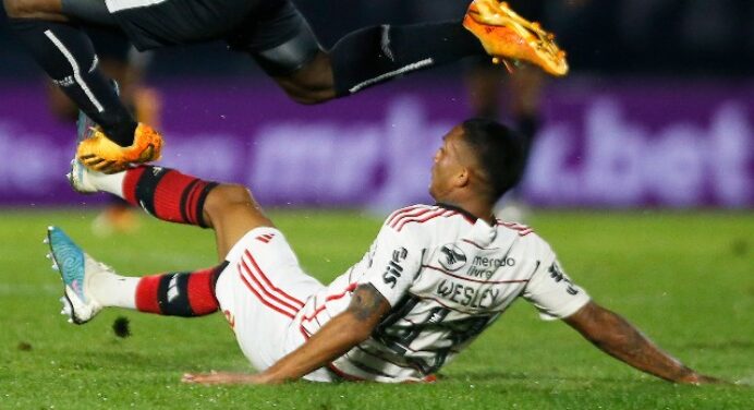 Sampaoli supõe motivo para excesso de escorregões de jogadores do Flamengo