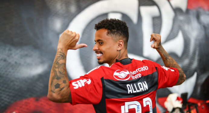 Homenageado por Allan, ex-jogador do Liverpool se emociona com reforço do Flamengo