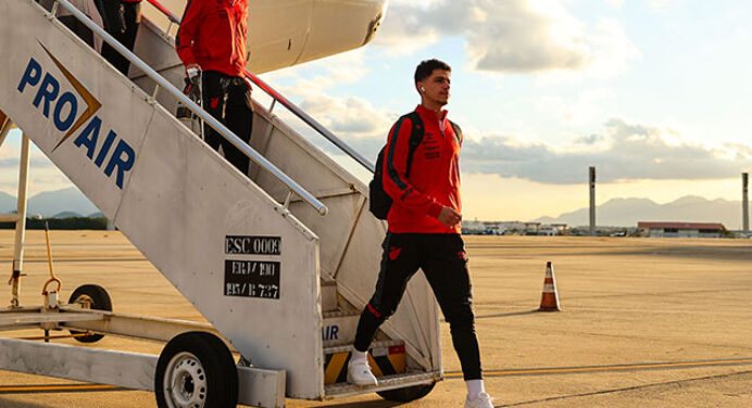 Athletico chega ao Rio de Janeiro para 1º jogo das quartas de final da Copa do Brasil contra o Flamengo