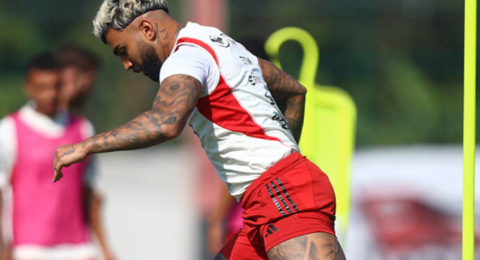 Flamengo treina bolas paradas e jogadas ensaiadas horas antes de jogo contra o Olimpia