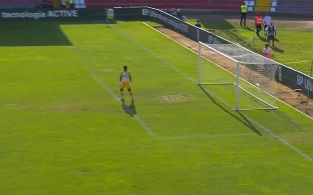 Ex-Flamengo, Hugo Souza sofre golaço do ‘meio campo’ na estreia em Portugal; veja vídeo