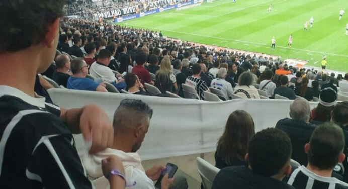 Léo Moura vai a jogo do Corinthians e é hostilizado por torcedores: “Ele é flamenguista”
