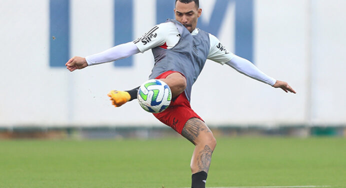 Matheuzinho é testado como titular no Flamengo às vésperas de clássico contra o Botafogo