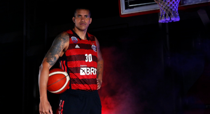 Jogador do Flamengo anuncia saída do time de basquete