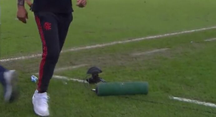 Sampaoli sai com raiva e chuta microfone após tropeço do Flamengo