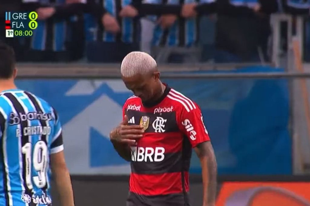 Debochado? Wesley exibe patch de campeão da Copa do Brasil e provoca jogador do Grêmio