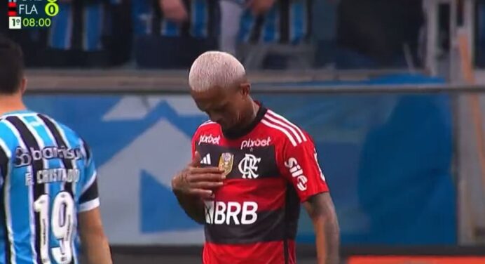 Debochado? Wesley exibe patch de campeão da Copa do Brasil e provoca jogador do Grêmio